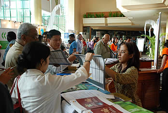Participants receives the awaited 2008 Rio Conventions Calendar at the Convention Centre.