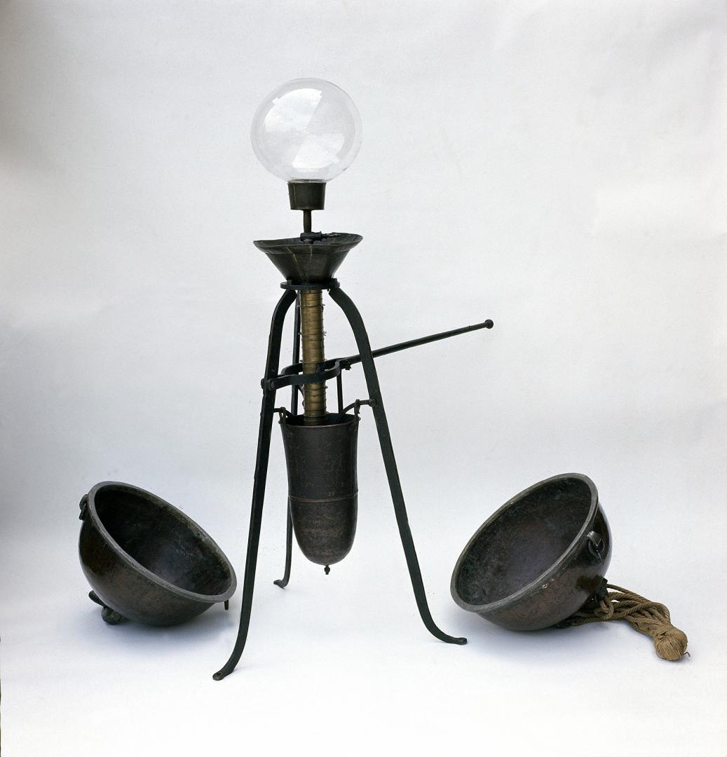 Otto von Guericke, Magdeburg hemispheres, 1661, Iron, cord, Deutsches Museum, München © bpk / Lutz Braun, 1996