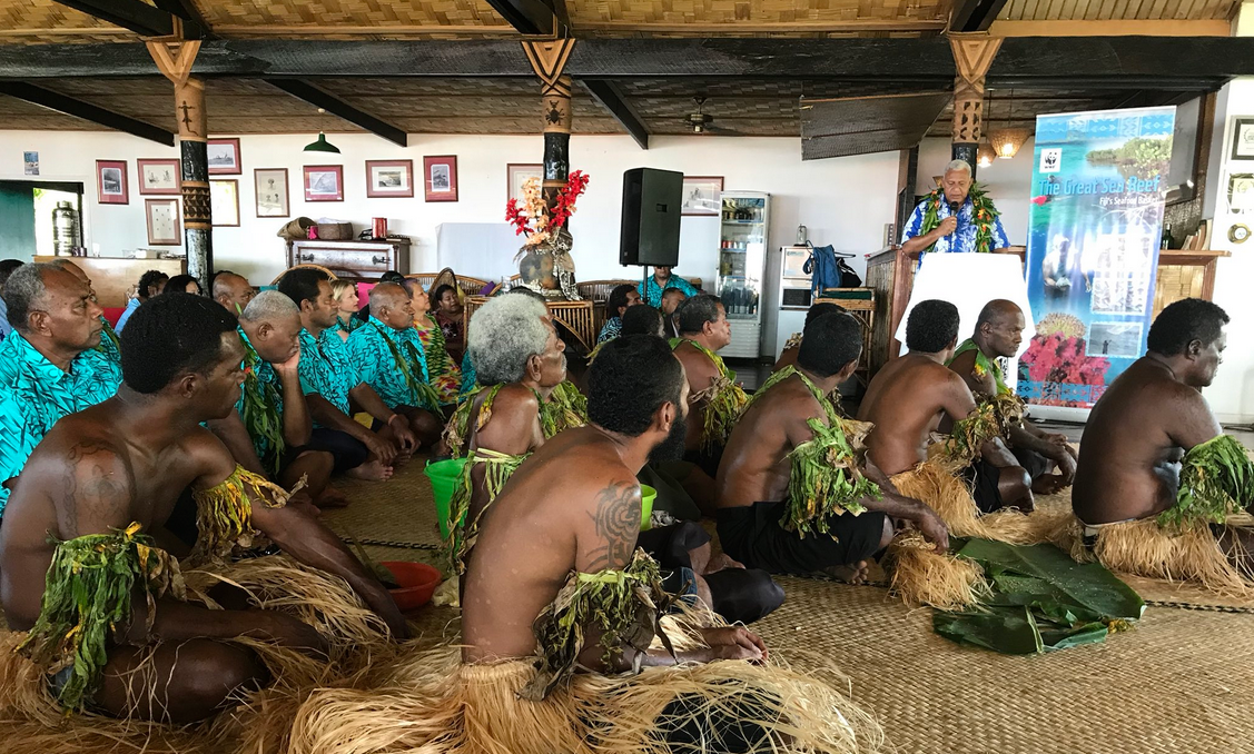 Frank Bainimarama en Nukubati, Fiji, dirigiéndose a una audiencia cerca del tercer mayor arrecife marino del mundo. (Foto: Osnat Lubrani, Twitter)