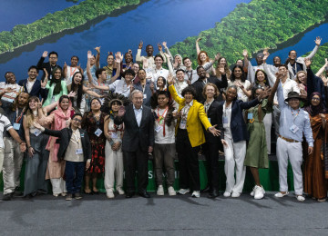 Regional Youth Forum on the UNFCCC Process - Photo with the UN SG in Belem at COP30