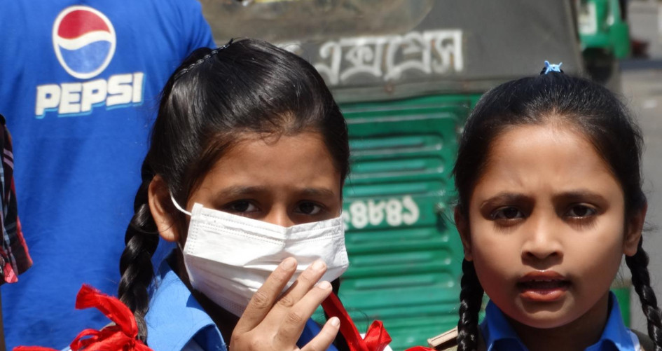 Girls with pollution mask