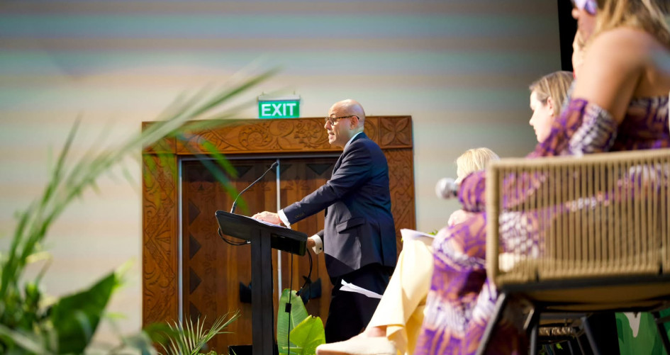 Simon Stiell interviene en un encuentro sobre salud y clima durante la Pre-COP31 en Fiyi